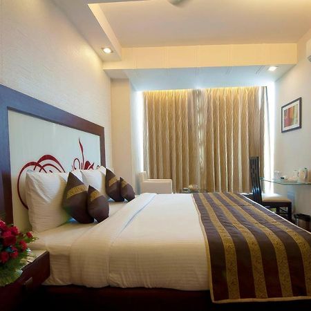 Hotel Pitrashish Grand And Premium Dillí Exteriér fotografie