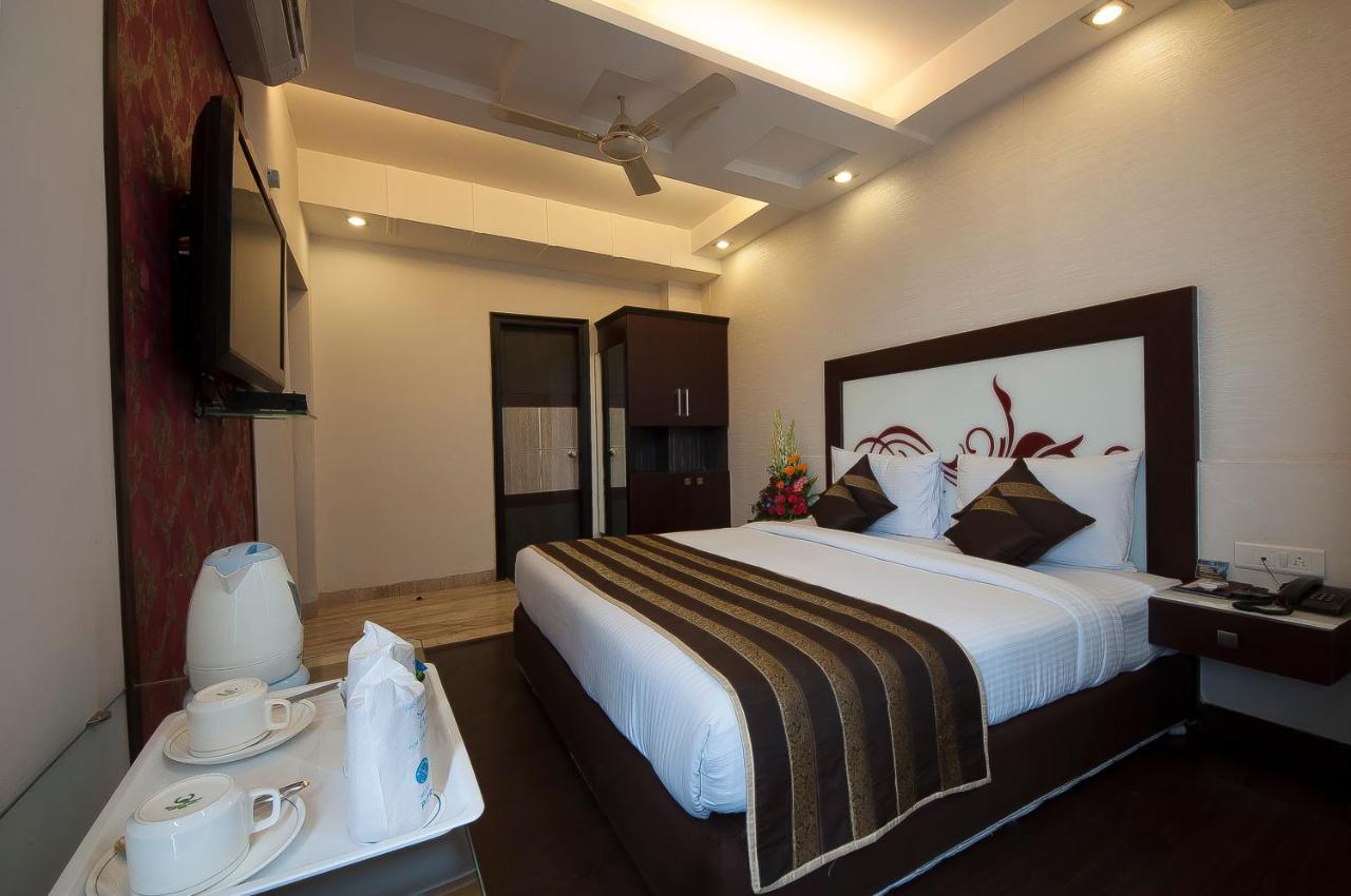 Hotel Pitrashish Grand And Premium Dillí Exteriér fotografie