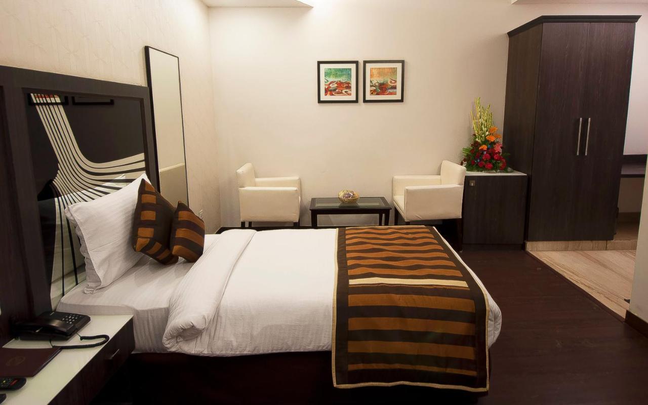 Hotel Pitrashish Grand And Premium Dillí Exteriér fotografie