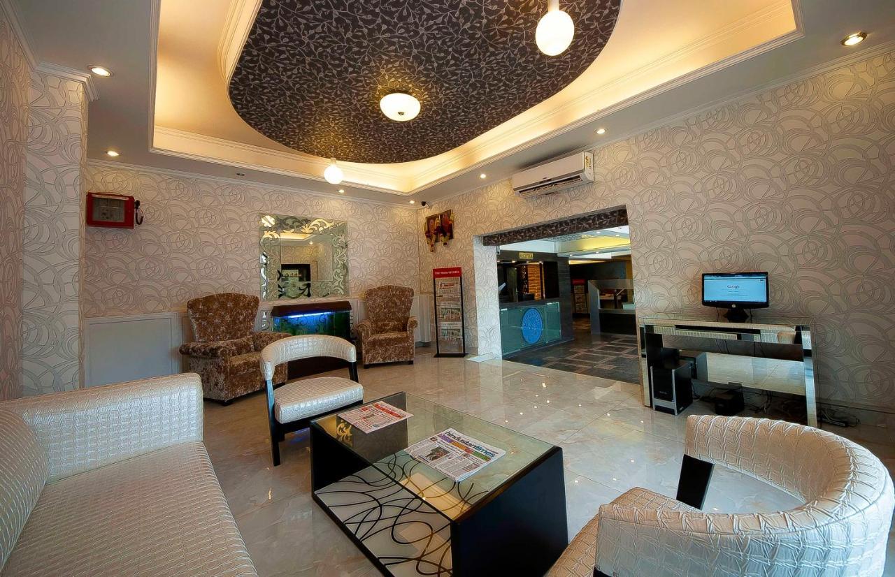 Hotel Pitrashish Grand And Premium Dillí Exteriér fotografie